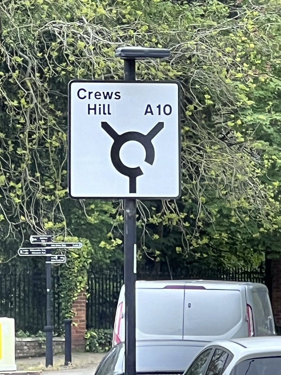 @ShowMeASignBryn This sign just got replaced with this sign. Definitely better. But it’s still wrong! This isn’t the A10. The “A10” is about a mile away. That “A10” should be in brackets, shouldn’t it? ( No one else cares, do they? )