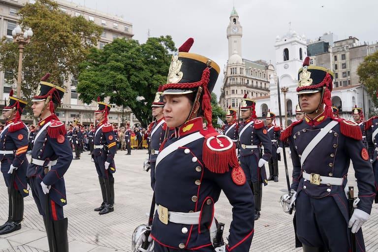 En la Plaza de Mayo. Desde hoy, cada primer sábado del mes se hará de forma simultánea el cambio de guardia de tres regimientos lanacion.com.ar/sociedad/en-la…