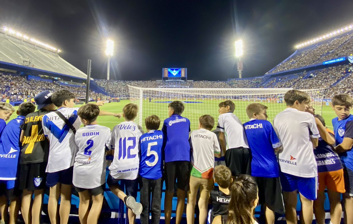 El año pasado en una de esas veces que fui a la Este saqué esta foto porque me sorprendió la cantidad de chicos que había en la tribuna. Hoy no paro de ver vídeos de chicos y chicas yendo a Santiago a ver la final. Hoy, es por ellos #Vélez