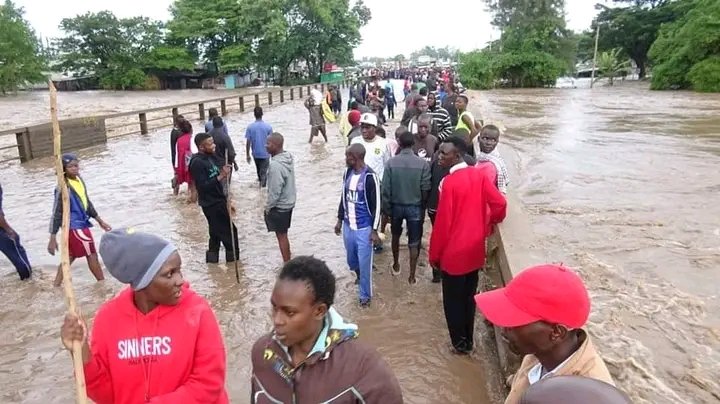 Ahero Bridge has been temporarily closed after River Nyando broke its banks and is overflowing on the bridge. Transport has been majorly paralysed. Uhuru Kenyatta