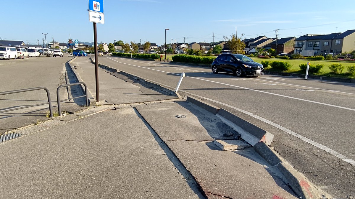 ひみ番屋街の周辺歩道にて。
元日の能登半島地震において、富山県内で最も大きな被害があったのがこの氷見市。
特に液状化現象による被害が大きく、その爪痕が今でもはっきりと残っています。