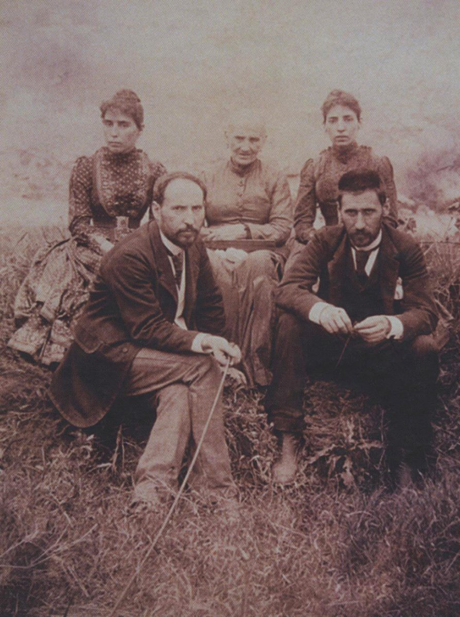 Antonia #Cajal y sus cuatro hijos: Santiago, Pedro, Pabla y Jorja
#FelizDiadelaMadre 
#RamónyCajal #ramonycajal