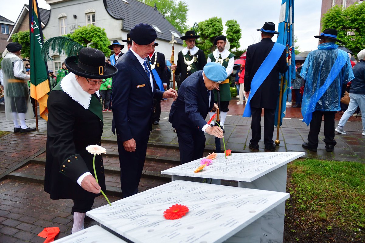 Dodenherdenking - Na de herdenkingsdienst gisterenavond in het Trouwkerkje, zijn er kransen gelegd bij het gedenkteken in het Heerma van Vossplantsoen. 
 Een fragment uit de toespraak van de burgemeester op de herdenkingsplek, vind je op onze website: bit.ly/3JLY5eD