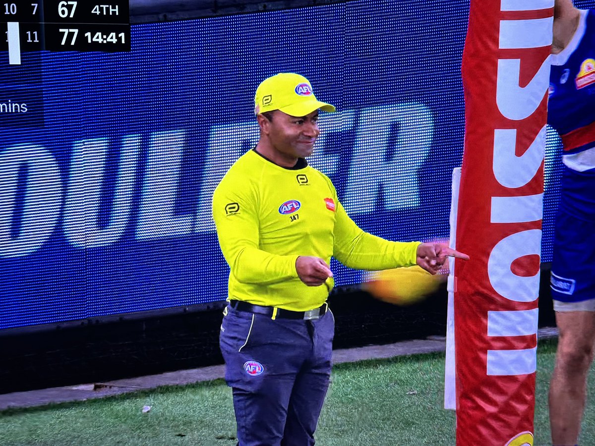 Nothing like watching a goal umpire having the time of his life & enjoying an excellent game of footy & this has been quite excellent #AFLDogsHawks