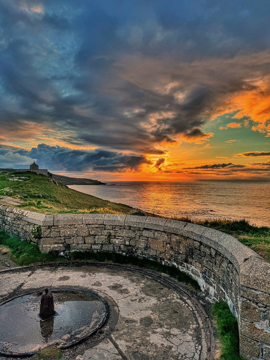 Island sunset.
#cornwall #kernow #lovecornwall #uk #explorecornwall #cornishcoast #sea #ocean #visitcornwall #greatbritain 
#capturingcornwall #stives #stivescornwall #porthmeor #reflection #sunset #spring #cloudporn #redsky #chapel #NCI #gunemplacement @beauty_cornwall