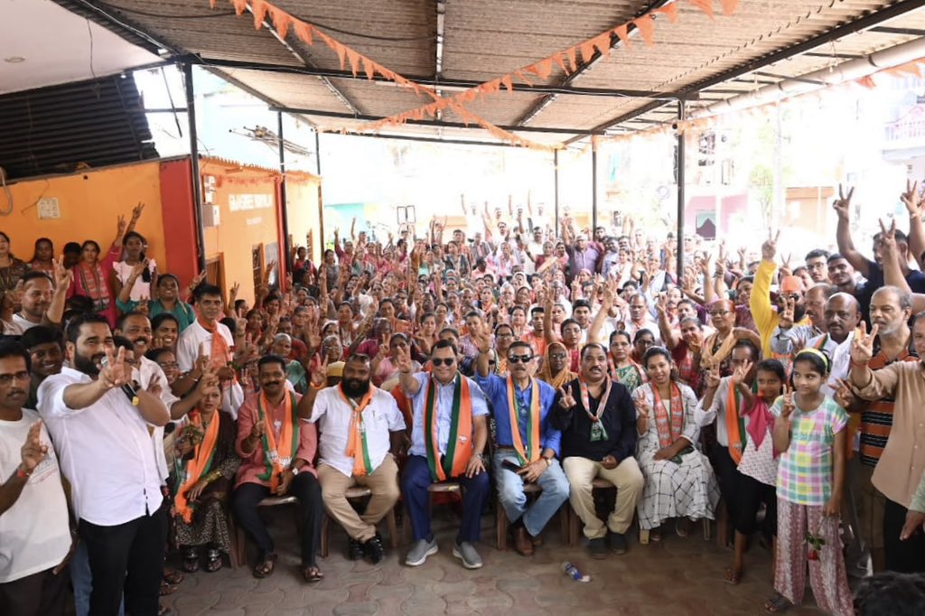 Engaged in an insightful and productive corner meeting at Gajashree Vidyalaya in #NewVaddem in support of the BJP #LokSabha candidate, Smt. Pallavi Shrinivas Dempo. #ModiKiGuarantee #AbkiBaarPhirModiSarkar #AbkiBaar400Paar #AbkiBaarSouthGoaPaar #PallaviDempo4SouthGoa