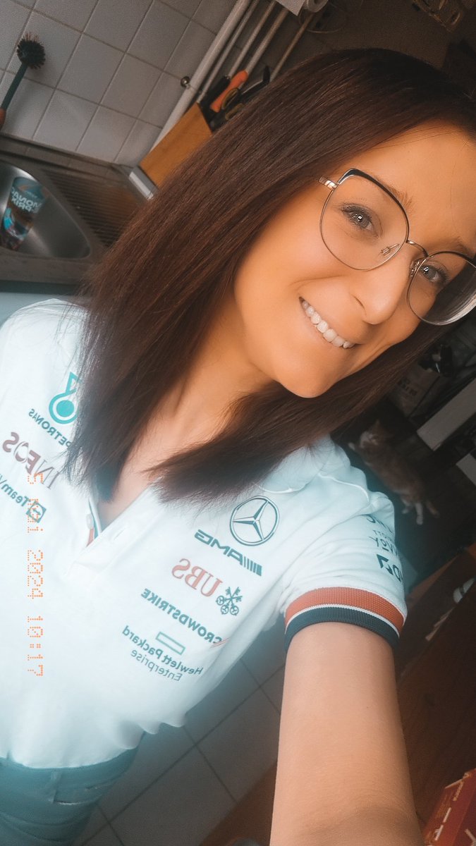 It's race day 🥰🏁🏎 Good luck @MercedesAMGF1 @LewisHamilton @GeorgeRussell63 💪🏻💪🏻 #F1 #TeamLH #LH44 #GR63 #TeamGR #MiamiGP