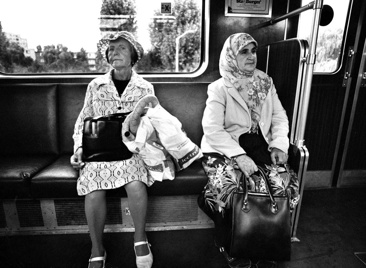 Bir zamanlar Berlin metrosunda; aynı şehrin kadınları… 🌿 (1982, Kreuzberg 📸 Christian Schulz)