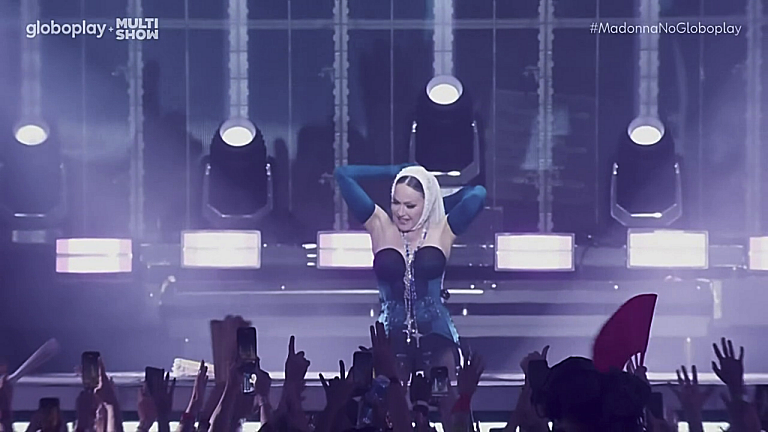 Ben voilà,le Celebration Tour vient de prendre fin avec le concert de  Rio.
Après des ennuis de santé,Madonna a enchaîné pas moins de 81 dates sans annulations pour nous offrir un  show phénoménal en immersion dans ses 40 ans de carrière.Cela force encore plus notre admiration!👑