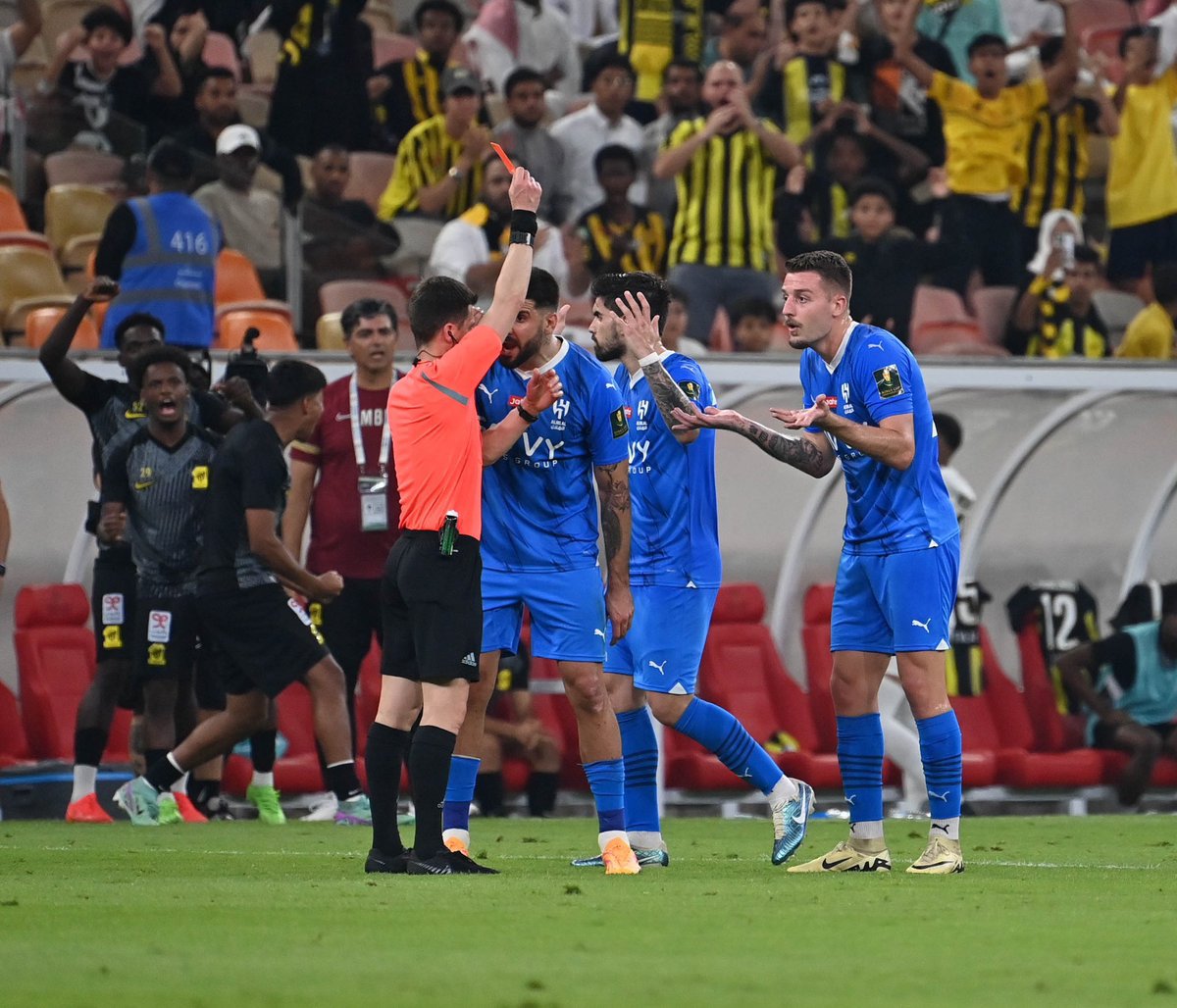 🚨🚨🚨🚨🚨

سافيتش حصل على بطاقة حمراء مباشره في لقاء الرائد ( الدوري )ولقاء الاتحاد( مسابقة الكاس ) نظام الايقاف مبارتين ( طبقت ) على تاليسكا ولم تطبق على سافيتش!!!👀😨