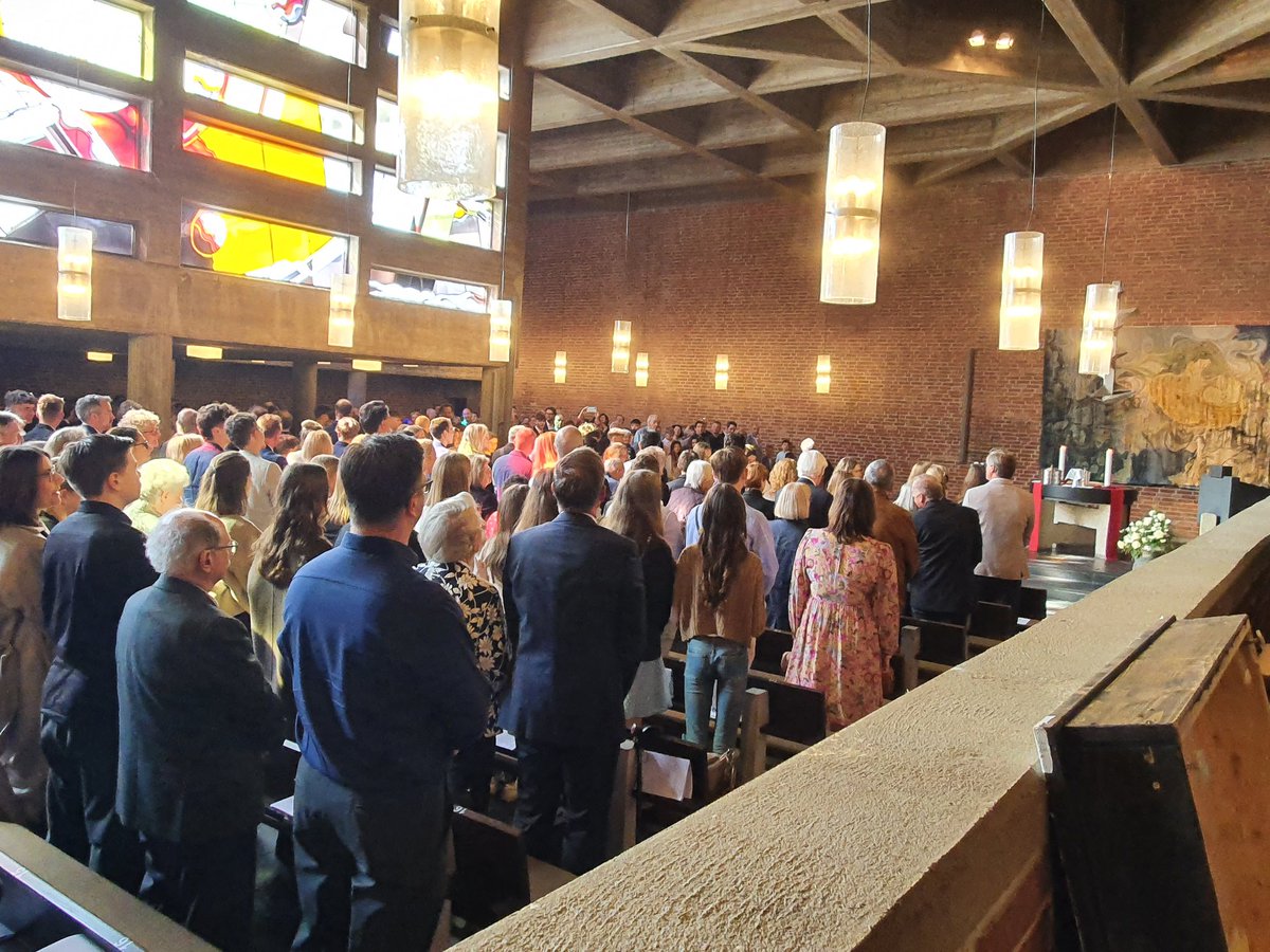 Die #Kirche ist gut besucht. Wir haben #Konfirmation heute. Herzlichen Gruß aus der Erlöserkirche #Rodenkirchen.