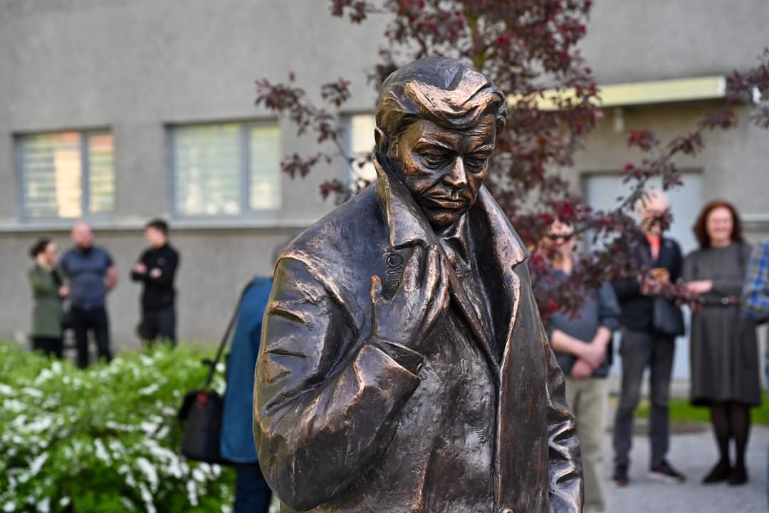 В Паневежисе открыли памятник Донатасу Банионису. 
В этом году отмечается его столетие. 
Почему я могу десятками вспоминать великих актёров 60-70-80-х и ни одного современного?