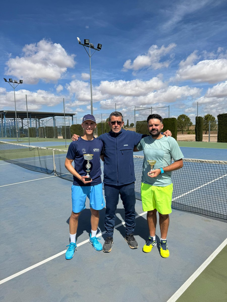 Rodrigo García, director y entrenador del Club de Tenis #Villacañas ha ganado la Final del Torneo Nacional Federado de Veteranos Bodegas Latúe, celebrado en Villanueva de Alcardete. 🙌 ¡Enhorabuena, Rodrigo! 🙌