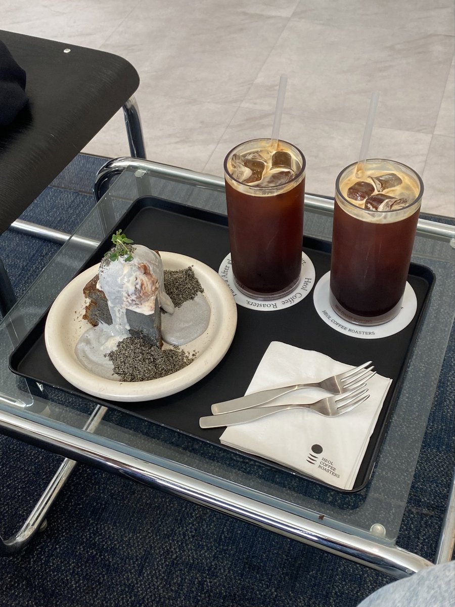 b2xxy's tweet photo. 📍행궁동 헤올커피로스터즈

뷰맛집💓 
흑임자 갸또🖤🤍🖤
2,3층+루프탑!! https://t.co/ixrlRRCJtu
