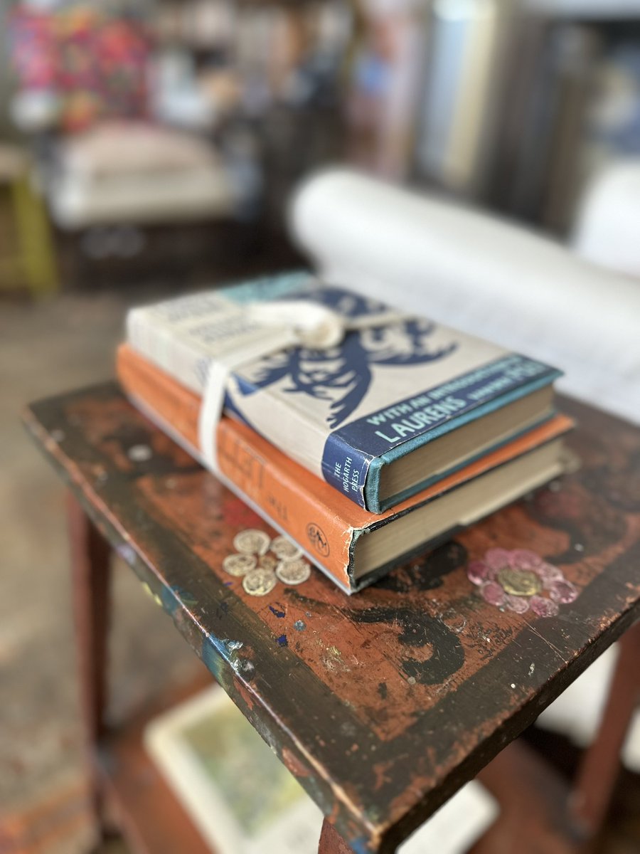 Be-ribboned book-stacks, Charleston style (chez @CharlestonTrust) 🧡
