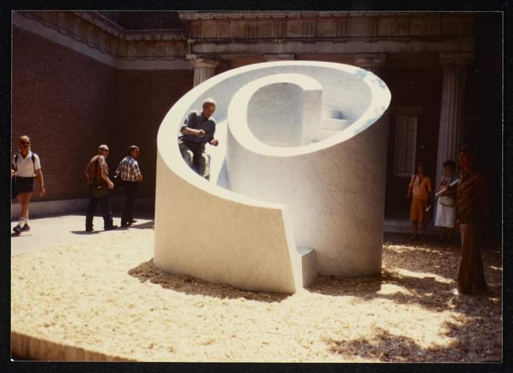 'An 82 year-old Isamu Noguchi tests his Slide Mantra at the 1986 Venice Biennale'...
#art #sculpture #IsamuNoguchi #Noguchi