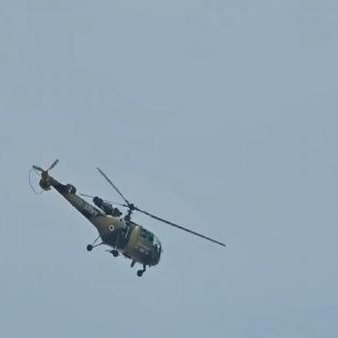 Indian Army's ALH Dhruv makes safe precautionary landing in Maharashtra field due to technical snag. All crew members safe. 

Read more on shorts91.com/category/india

#IndianArmy #helicopter #safety #ALHDhruv #Maharashtra