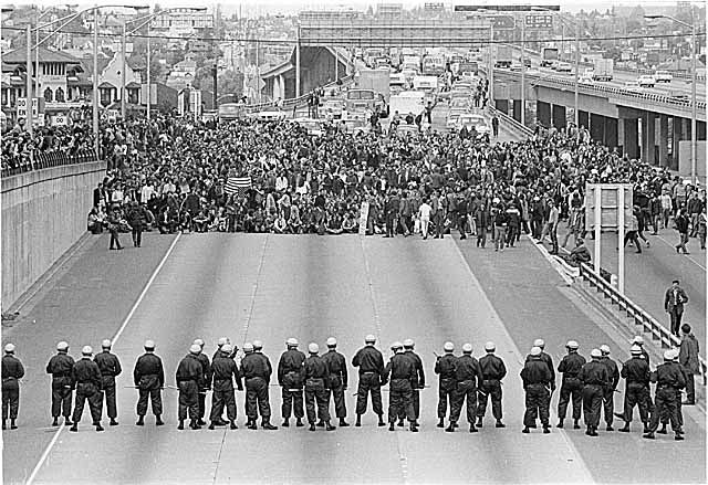 #OtD 5 May 1970 100,000s of university students in the US walked out on a nationwide student strike against the Vietnam war and in protest at the killing of four students at Kent State by troops the previous day. Learn more in our podcast series: workingclasshistory.com/tag/vietnam-wa…