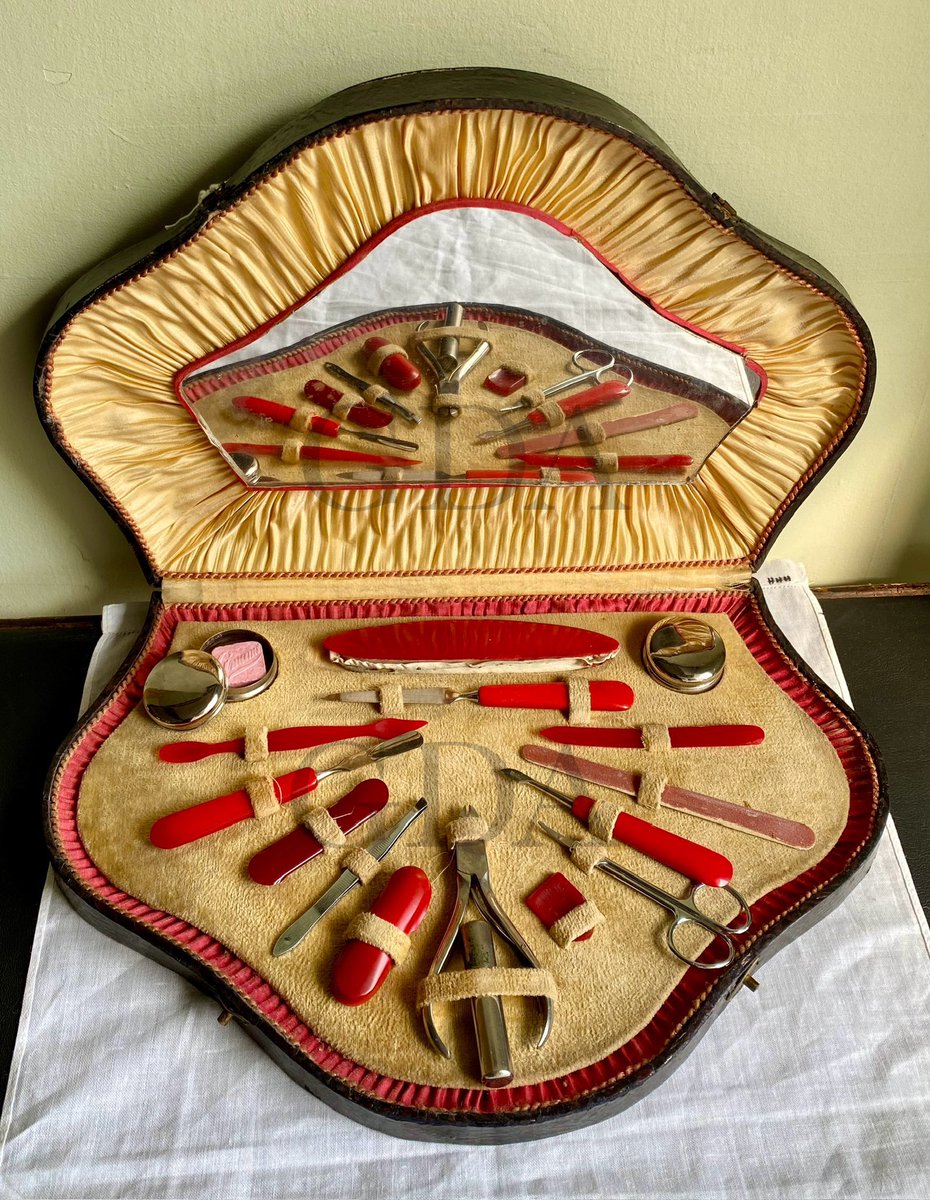 ♥️🧡♥️🧡♥️
Vintage elegance with this boxed mid century  manicure set. 
See it and more at,
Dieudonneart.com/antiques 

#ukgifthour #vintage #manicure #red #collectables #Amami #uniquegifts #shopindie #ukgiftam #sundayfringe #smartsocial