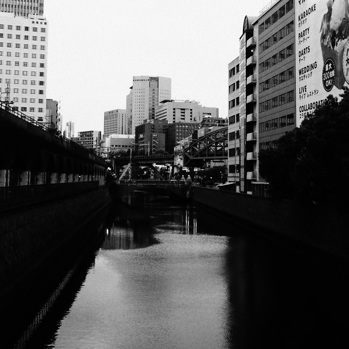 KANDA　徘徊

#snap 
#モノクロ写真
#streetphotography
#路上写真
#monochromephotography
#PENF
#tokyo