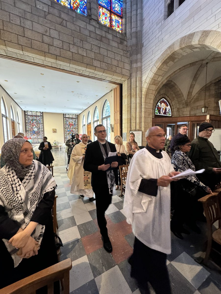 Au Cap en Afrique du Sud le prêtre de Bethlehem Munther Isaac est venu parler du genocide en cours à Gaza, de l’apartheid israélien et du colonialisme. Des paroles qui ont résonné fortement au pays de Mandela et de Desmond Tu qui officiait dans cette cathédrale Saint George