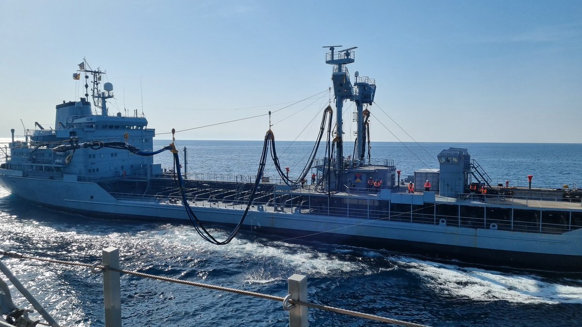Got fuel? ⛽️ We do! 🇩🇪 FGS Rohn conducts refueling-at-sea operations with @COM_SNMG1 flagship 🇪🇸 ESPS Almirante Juan de Borbon during exercise #DynamicMongoose24. #StrongerTogether #DeterAndDefend #WeAreNATO @NATO | @SHAPE_NATO | @bundeswehrInfo | @Armada_esp