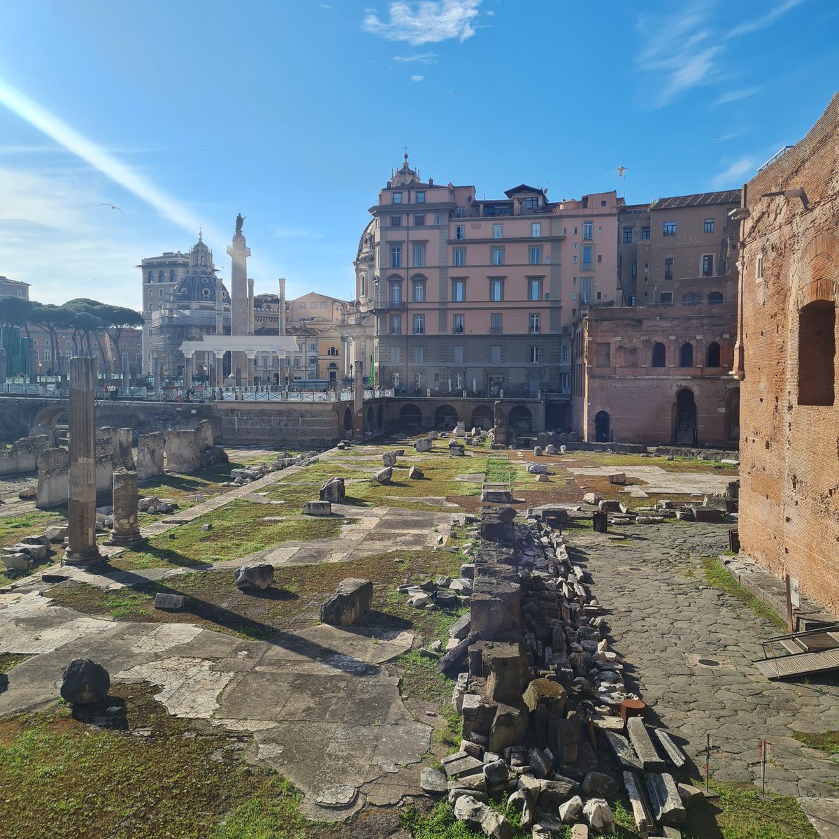 Queste mie foto sono per segnalare la presenza di monetine lanciate dai turisti su un pilastro dell'area archeologica del Foro di Traiano come buon auspicio per tornare nella città eterna, così come si usa fare con la Fontana di Trevi. Un posto nuovo, insolito, irraggiungibile😉