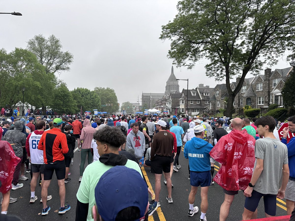 🏃‍♀️Good luck to everyone doing the Broad Street Run 🏃 ☔️ Think dry thoughts ☔️ Thanks to @PhilaParkandRec for putting on this amazing event year after year!