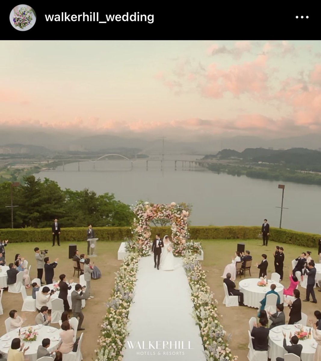 jadi hotel tempat resepsi baekhong upload foto pernikahan mereka; gak keliatan staff, gak keliatan perkakas syuting, bener bener kayak orang nikah asli. mana username instagramnya gitu lagi😭🤌🏻