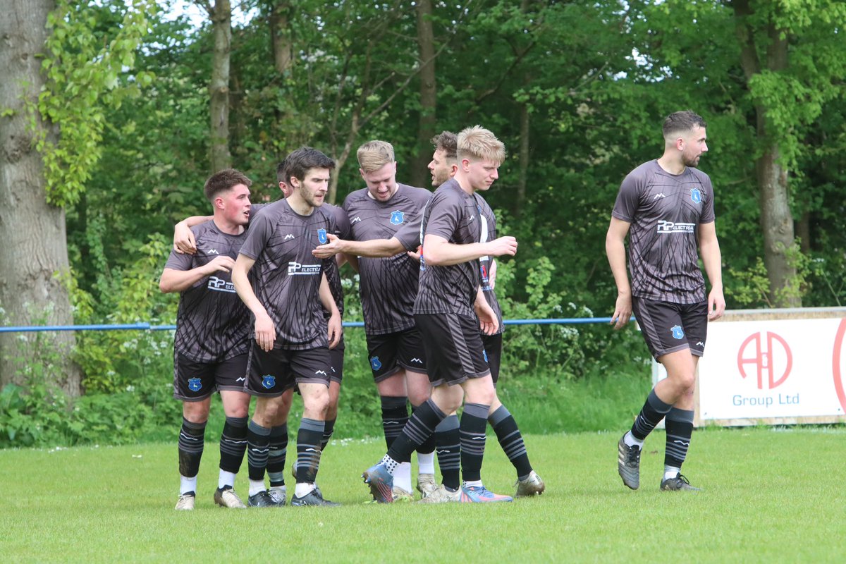 GALLERY Action from the @WiltsLeague Div 1 game between @FShrivenham and @ParkUnitedFC22 can be viewed at the link below. Park won 4-0, and also claimed the title in doing so. Please credit @allytakesphotos on here, or alexwhitesportsphotos on Insta. flickr.com/photos/1949685…