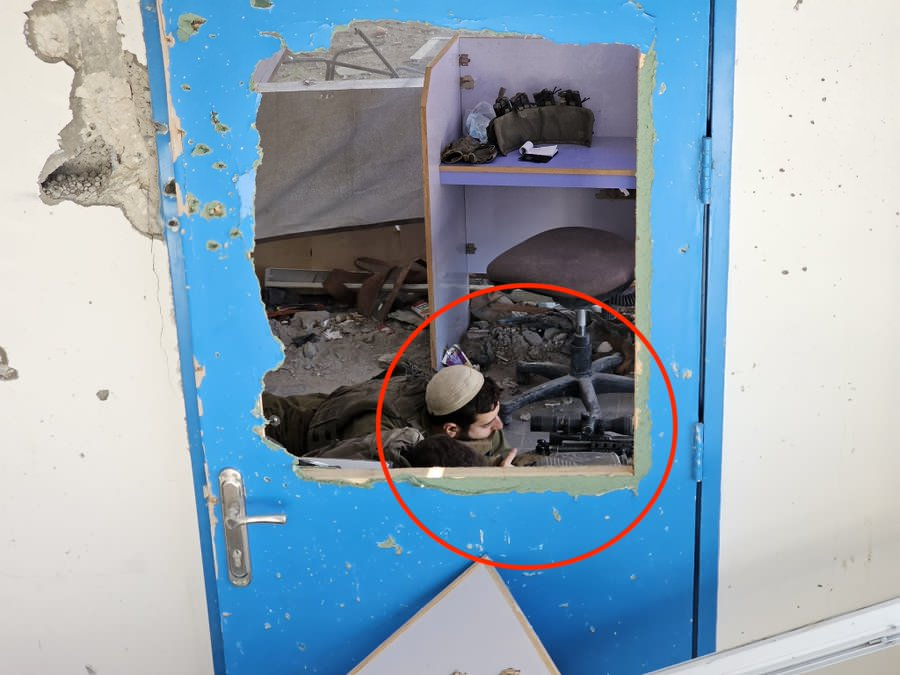 🧵1/6 Israeli army's has militarized civilian objects in #Gaza, including schools, as part of its ongoing genocide of the civilian populatation. These facilities, meant for education, have been turned into military bases, detention centers, and interrogation facilities