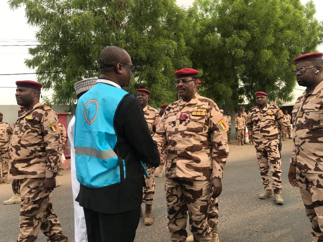 #Tchad Alerte 🔴 L'ouverture de scrutin ce dimanche 5 mai : Premier jour de vote des militaires. Le chef d'état-major Abakar Abdelkerime Daoud accompagné des officiers de l'armée tchadienne ont accompli leurs devoirs civiques.