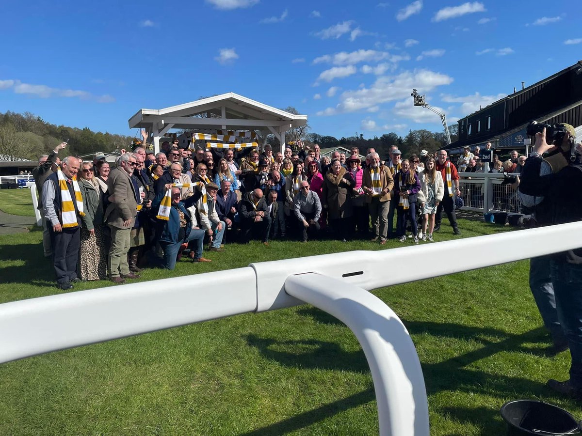 That winning feeling is like no other! 🔥 📍 @PerthRacecourse: When Old Gold members took over! 🐎 Thank you to Colin Stewart for the picture! ❤️