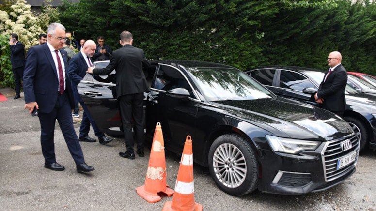 SELİM BAĞLI OLSA ASMIŞTIK! 

SGK başkanının saltanatı: 
Üç makam aracı, üç maaşı var

Raci Kaya’nın üç ayrı maaşı, ikisi Volkswagen Passat, biri Audi A6 olmak üzere üç ayrı kiralık makam aracı olduğu ortaya çıktı. 
Kaya SGK’dan 110 bin lira maaş, Yönetim Kurulu Başkanı olarak da…