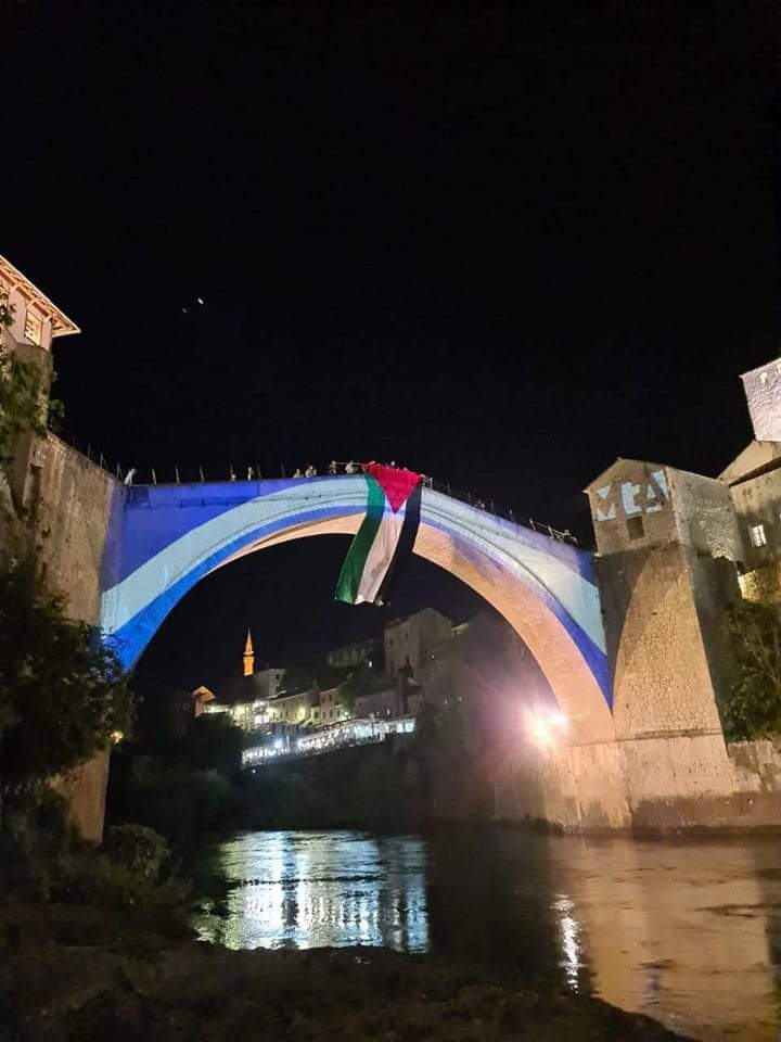 Bu fotoğraf 2022 yılından. Israil'in Bağımsızlık günü sebebiyle Hırvatlar, kendi kararlarınca, Mostar köprüsüne Israil bayrağını yansıtmışlardı. Çok geçmeden, güzel vatandaşlarımız tarafından köprüye Filistin bayrağı asılmıştı. Her daim...