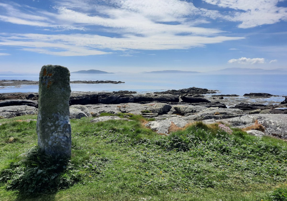 Polochar standing stone, South Uist, #OuterHebrides A lonely stone with a beautiful backdrop (and a handy nearby pub). 📸 June 2023 #StandingStoneSunday