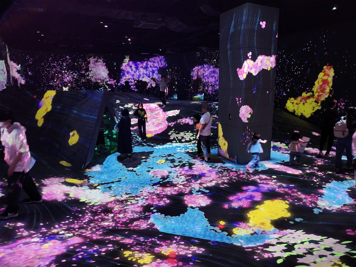 PayPayドームの近くのteamLab
初めてteamLab行った！
めっちゃ綺麗…！

#フロサポ博多でなんしようと