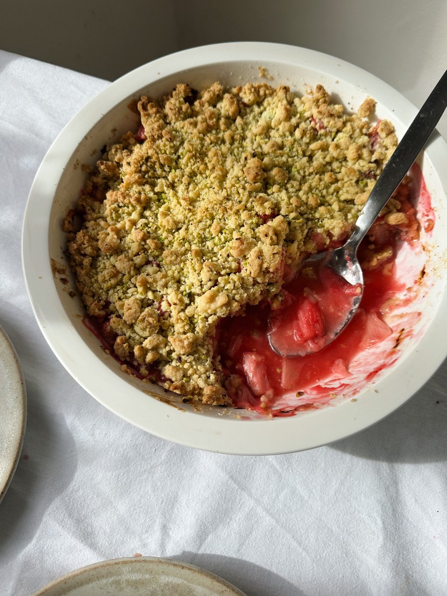 Rhubarb, ginger and pistachio crumble - the perfect sunday dessert 😍 Get Benjamina Ebuehi's recipe: brnw.ch/21wJtPd