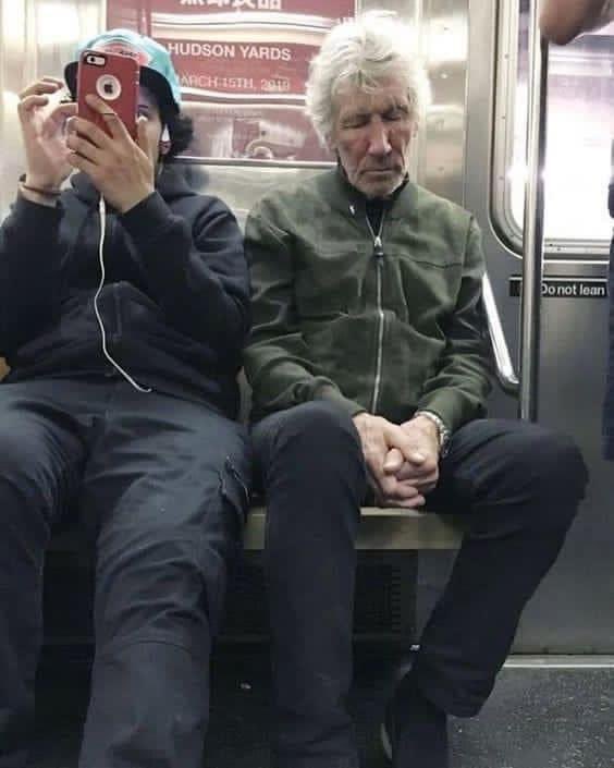 Adamın dibinde Pink Floyd’un solisti ve baş gitaristi Roger Waters oturuyor, adam hala telefonu ile oynuyor !? 😆