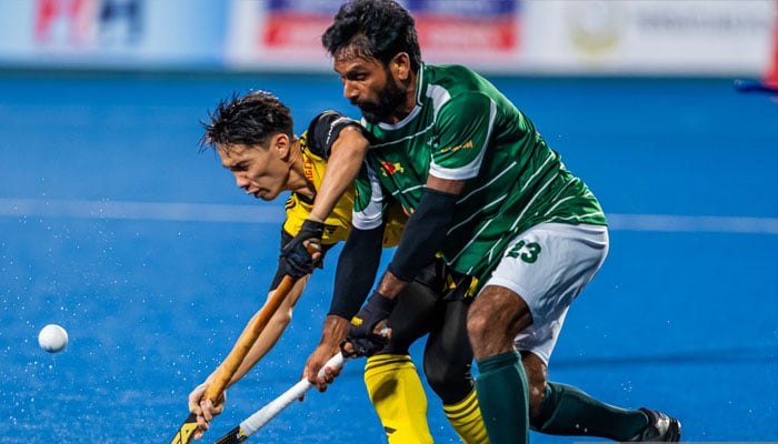 Pakistan and Malaysia's player engage in a duel. — X/ScoopdotmyPakistan defeated Malaysia 5-4 with a last-minute winner by Abu Mahmood in their Sultan Azlan Shah Cup match on Saturday in Ipoh, Perak.The nine-goal thriller saw some of the best goals as bit.ly/4b5u19U