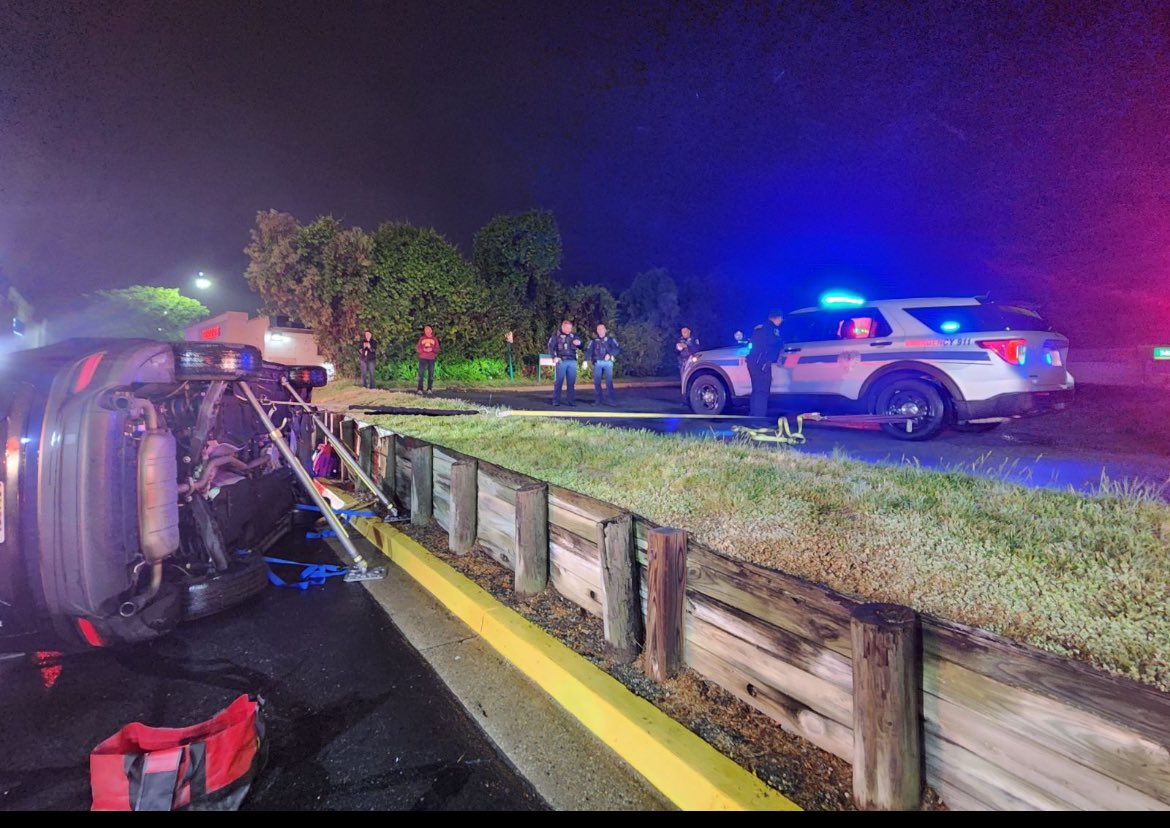ICYMI - IAO 800blk Rockville Pike, collision vehicle flipped on its side, w/one person trapped, patient extricated, @MCFRS_EMIHS transported 1 patient. @mcfrs ALS703, PE703B, A703C, RS703, SA700 & others responded, @RockvilleCityPD on scene