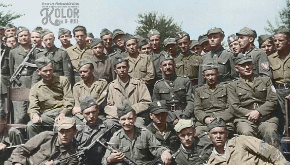 wojnawkolorze's tweet image. 5 maja 1945 roku Brygada Świętokrzyska NSZ wyzwoliła obóz koncentracyjny dla kobiet w Holiszowie w Czechach. Choć komuniści oskarżali Brygadę o rzekomą „kolaborację”, to w jej obronie występowały min. b. więźniarki, Amerykanie, generałowie Maczek i Anders i władze francuskie.