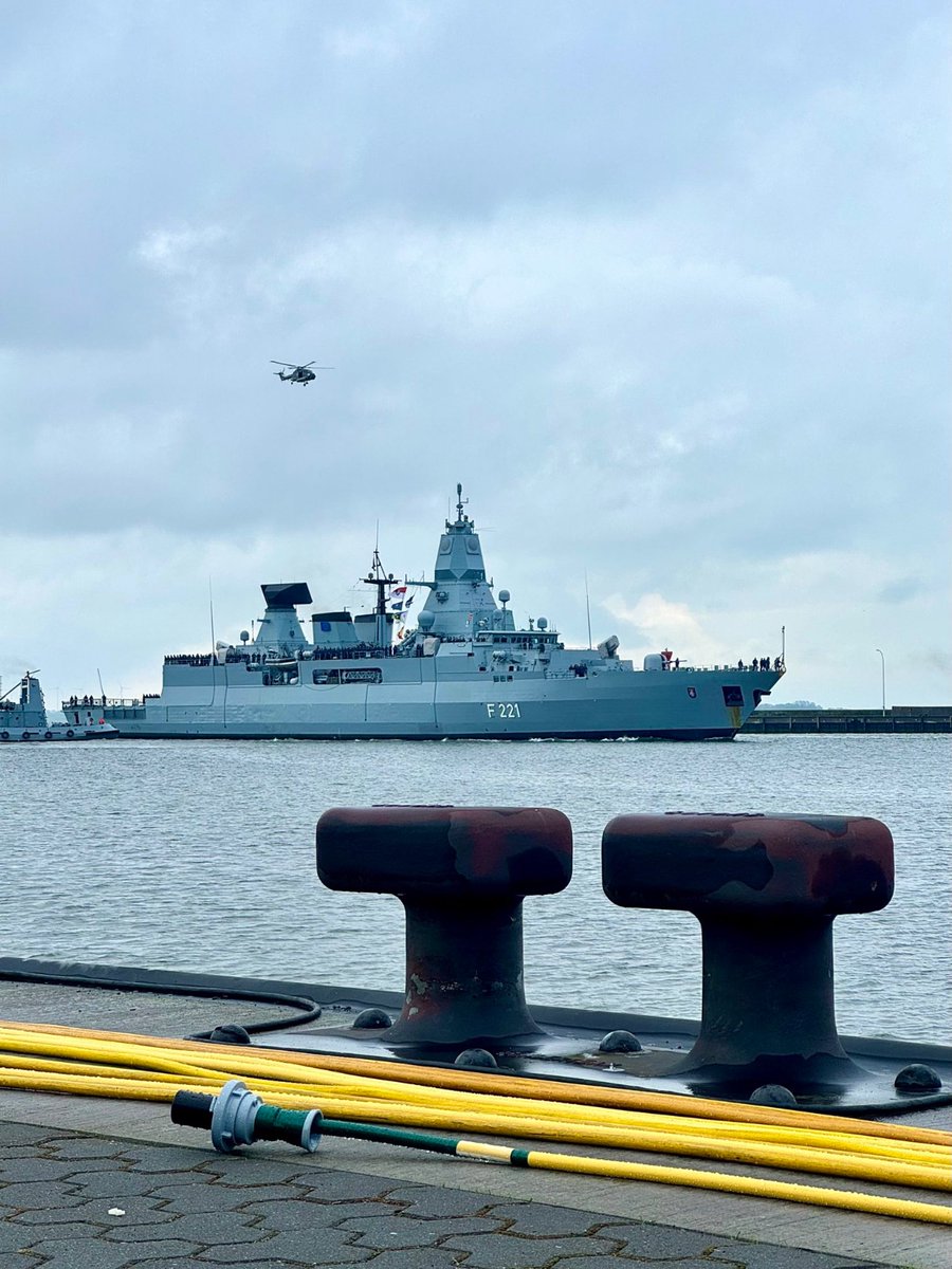 „Welcome back“ – die #Fregatte „Hessen“ war Ende Februar als Teil der #EU-Marinemission #Aspides in das Rote Meer entsandt worden. Dort haben rund 240 #Soldat|innen der #Bundeswehr für den Schutz der Handelsschifffahrt gesorgt.