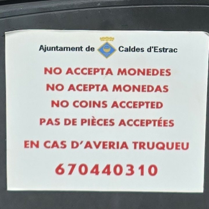 No contentos con robar a la gente, con la instaurada y aceptada por la borregada estafa de la zona azul, no aceptan pago en efectivo. 
No tenemos políticos ni administraciones públicas. Tenemos criminales y mafias. 
@ajcaldetes