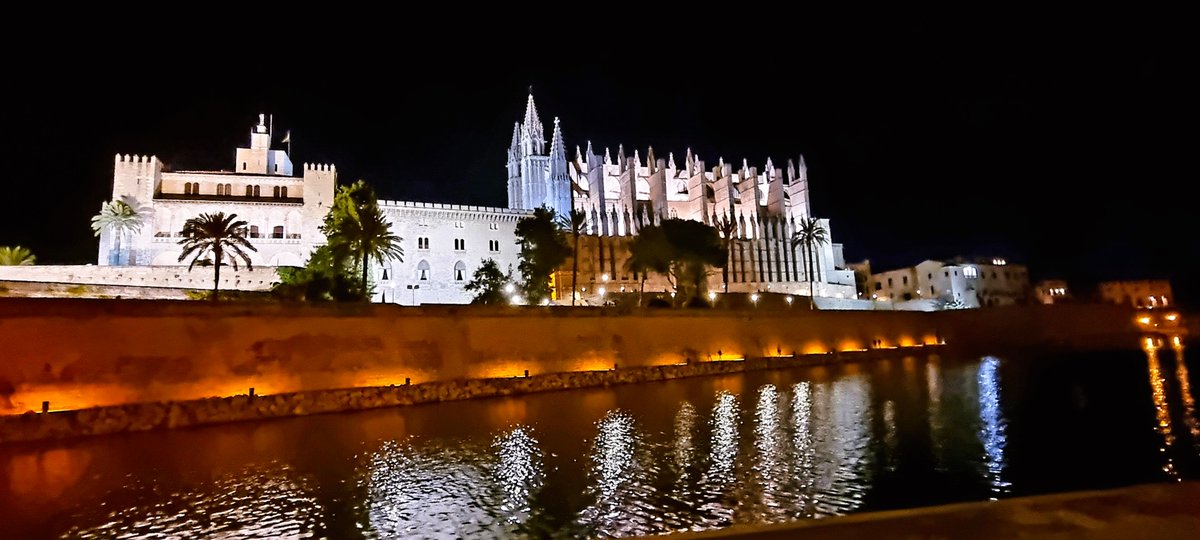 Con el silencio solidario alcanzo recuerdos antiguos cuando la bruma deja de tapar el horizonte y observo desde la cima el fin del mundo. De día el tiempo se dispersa y de noche se concentra en uno mismo porque somos fragmentos de algo y momentos de tiempo aprovechado por…