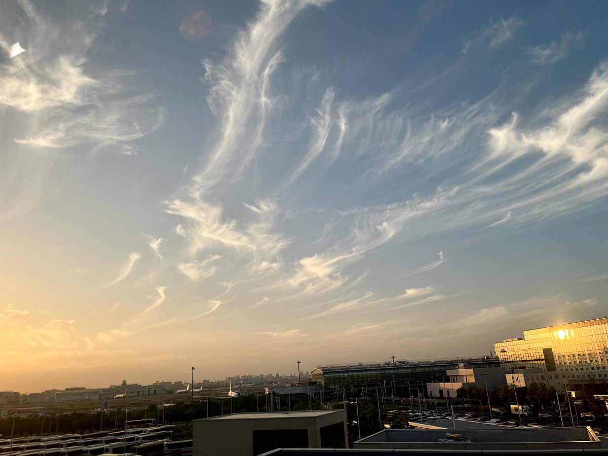 羽田着🛬 まだ空港は割と空いていて、 みなさんギリギリまで遊ぶのかな😉 陽も伸びました🌆