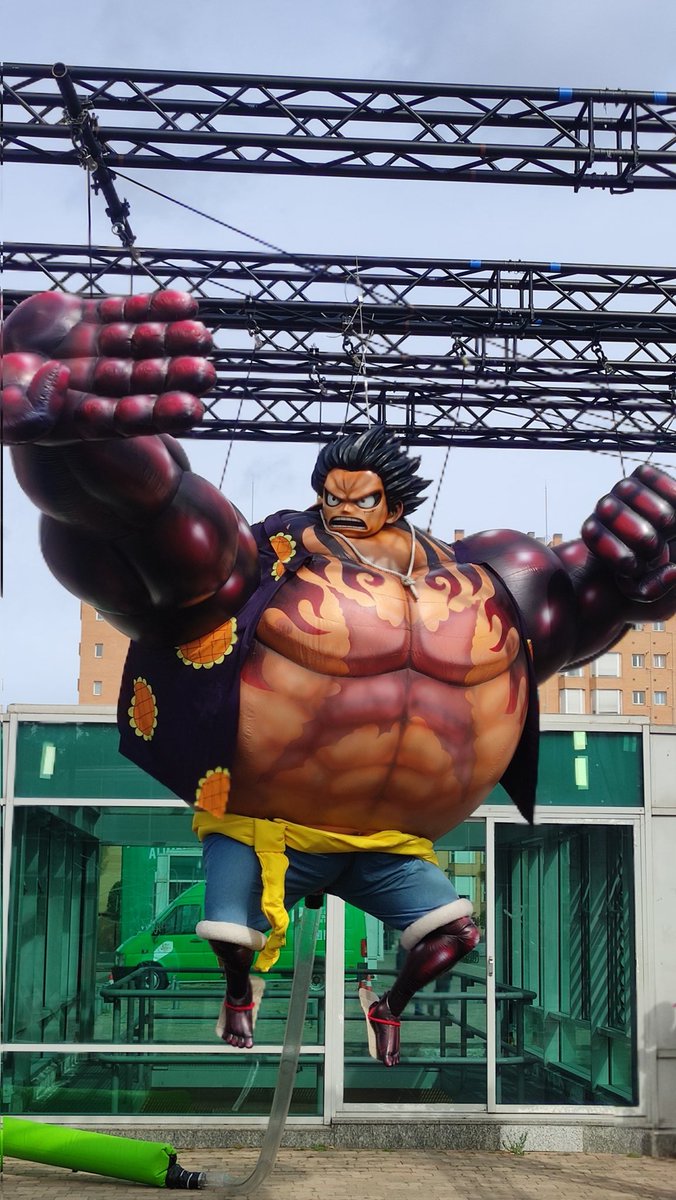 AidoruEnvy's tweet photo. Me he hecho un viaje de 4h para venir a MADRIL para el "evento del cumple de Luffy" y el evento era ESTO:

👍 https://t.co/19TvoDYe2V