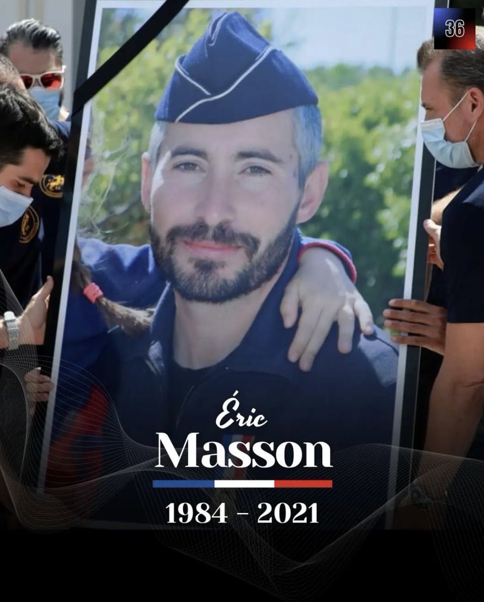 Hommage au Commandant Éric Masson. För tre år sedan, i samband med en personkontroll i Avignon, sköts han med två skott i bröstet och avled. Eric Masson blev 36 år. 
Reposez en paix. 🙏🏻💙

#NoublionsJamais #EricMasson