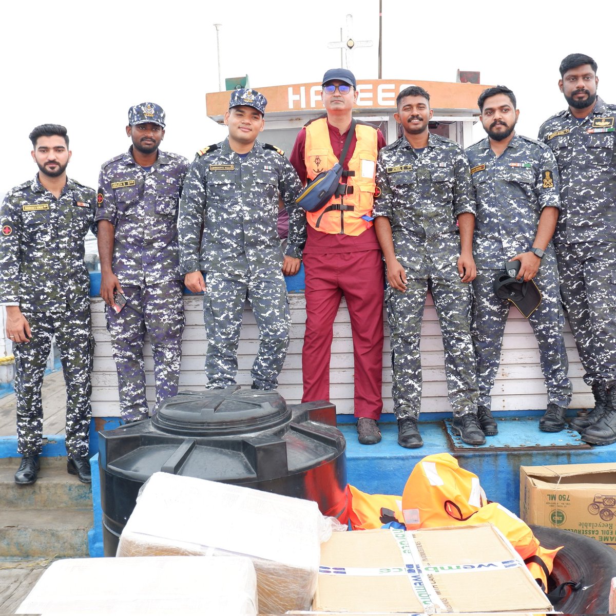 Soldiers who worked as volunteers in camps and ensured safe sailing. 🏝️ to 🚢