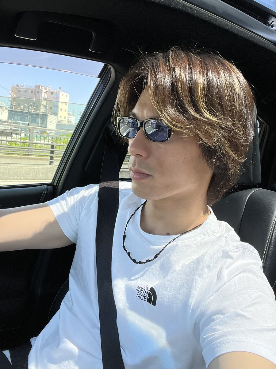ビーチボーイズの反町の髪型を目指して伸ばしてて、いいぐらいまで伸びてきたけど
ハイライト入れてたからサーファーみたいになってる。。笑
サングラスは8年ぐらい使ってて寿命で捻れたからまた同じのを買い直した😎

#ビーチボーイズ